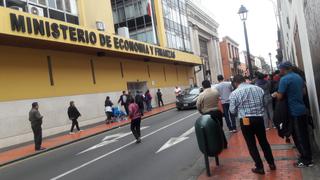 Callao: trabajadores exigen descongelar cuentas del gobierno regional para que les paguen