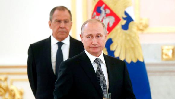El presidente de Rusia, Vladimir Putin, y su canciller Serguéi Lavrov. (MAXIM SHIPENKOV / POOL / AFP).