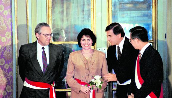 Miriam Schenone (flanqueada por los ministros Gustavo Caillaux y Alberto Pandolfi) fue la primera ministra de la Mujer en 1996, un año después de la visita de Fujimori a Beijing. (Foto: Archivo Histórico El Comercio)