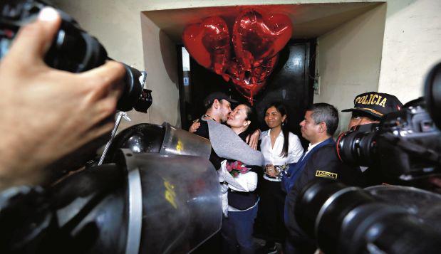 Keiko Fujimori abandonó anoche el penal de Chorrillos, donde su esposo Mark Villanella y sus seguidores la esperaban. Ella es investigada por los delitos de lavado de activos y crimen organizado. (Foto: Lino Chipana/ GEC)