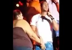 YouTube: Romeo Santos recibe 'caricia prohibida' durante concierto
