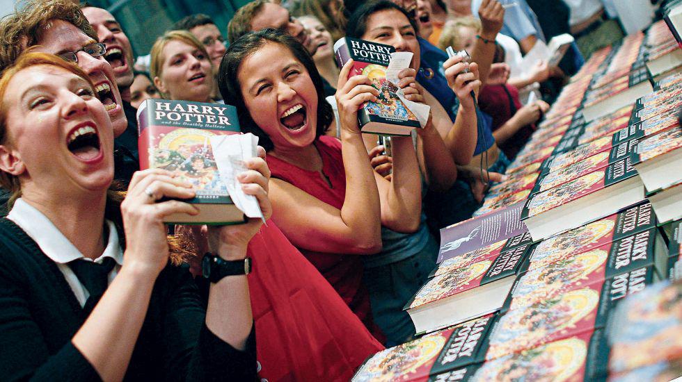 La historia del joven mago ha generado sospechas en diversos grupos conservadores por sus referencias a la magia y hechicería y por contar con personajes que usan medio perversos para lograr sus objetivos. 