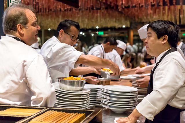 Micha Tsumura recibió en Maido a Harry Sasson, chef del restaurante del mismo nombre en Bogotá. (Foto: Diner for Change)
