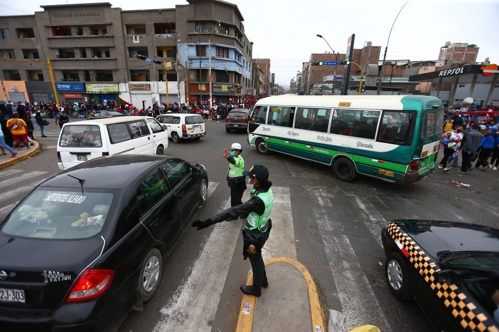 La PNP intenta sin éxito ordenar el desborde de peatones y autos. (Foto: Huco Curotto/GEC)