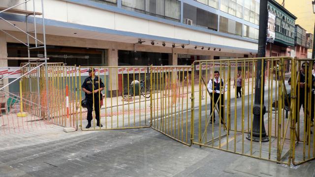 El presidente Pedro Pablo Kuczynski acude esta mañana al Congreso de la República donde responde al pedido de vancancia. Varias calles fueron cerradas. (Foto: Daniel Bedoya / El Comercio)