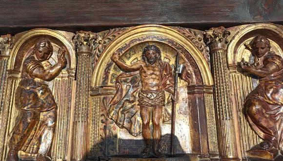 Una de las piezas es un panel tallado en relieve con la representación de un Cristo flanqueado por otros dos personajes. (Mincul)