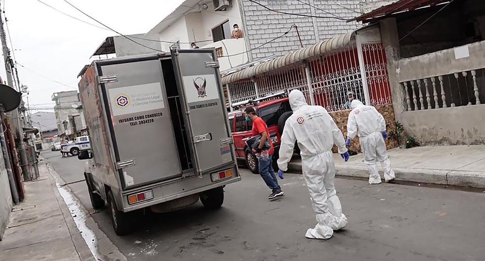 Policías y personal de medicina forense recogiendo el cuerpo de una víctima de COVID-19 de una casa en Guayaquil, Ecuador. (AFP/Gobierno de Guayas).