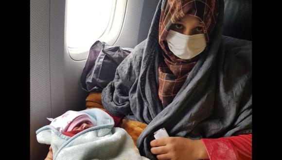 Soman Noori, una madre afgana de 26 años, sostiene a su bebé Havva, que se traduce como Eve en inglés, durante un vuelo entre Dubai y Birmingham, Reino Unido. (Turkish Airlines a través de AP).