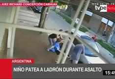 Argentina: Niño patea a un ladrón para defender a su mamá de un asalto