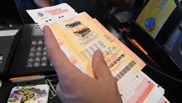 Una persona compra su boleto Mega Millions con varias líneas de juego con la esperanza de salir ganador (Foto: Mark Ralston / AFP)