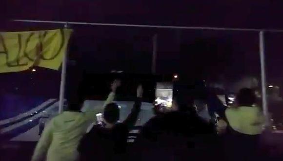 América vs. Cruz Azul: hinchas de las 'Águilas' lanzaron objeto a bus de 'Máquina Cementera'. (Foto: captura)