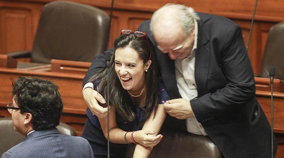 Marisa Glave y Manuel Dammert, compa&ntilde;eros de bancada, en un caluroso abrazo. (El Comercio / Juan Ponce)