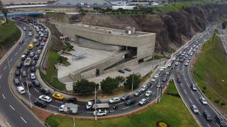 Los motivos detrás de las gigantescas colas de autos en los vacunatorios de Lima | VIDEOS Y FOTOS