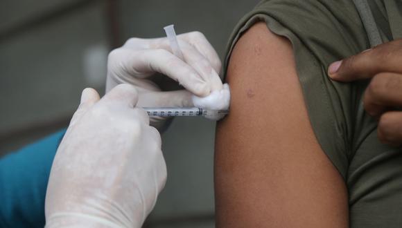 El Ministro de Salud señaló que la vacunación de esta población se dará en los centros en los que vienen recibiendo tratamiento. (Foto: El Comercio)