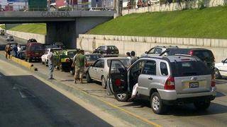 Choque múltiple: ocho carros colisionaron en la Vía Expresa