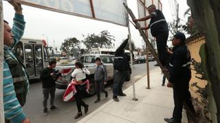 Surco: retiran paneles que se encontraban en medio de la vereda [FOTOS]