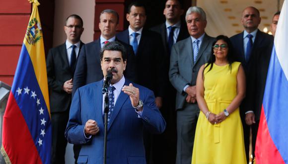 Nicolás Maduro pronunciando un discurso luego de una reunión con el viceprimer ministro de Defensa e Industria Espacial de Rusia, Yury Ivanovich Borisov, en el Palacio Presidencial de Miraflores. (AFP).
