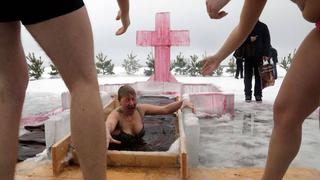FOTOS: Miles se zambullen en aguas heladas para celebrar el bautismo ortodoxo