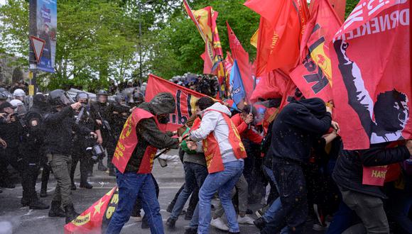 Los manifestantes se pelean con la policía antidisturbios mientras intentan desafiar una prohibición y marchar en la plaza Taksim durante una manifestación del Primero de Mayo (Día del Trabajo), que conmemora el Día Internacional de los Trabajadores, en el acueducto del Parque Sarachane en Estambul, el 1 de mayo de 2024. (Foto de Yasin AKGUL / AFP)