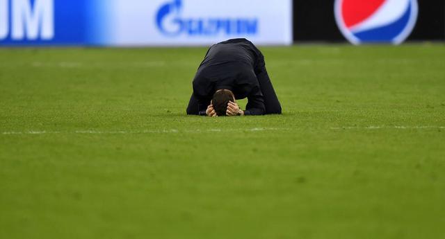 Pochettino cae llorando en el césped, tras la enorme emoción de lograr el pase a la final de la Champions League. (Foto: AP)