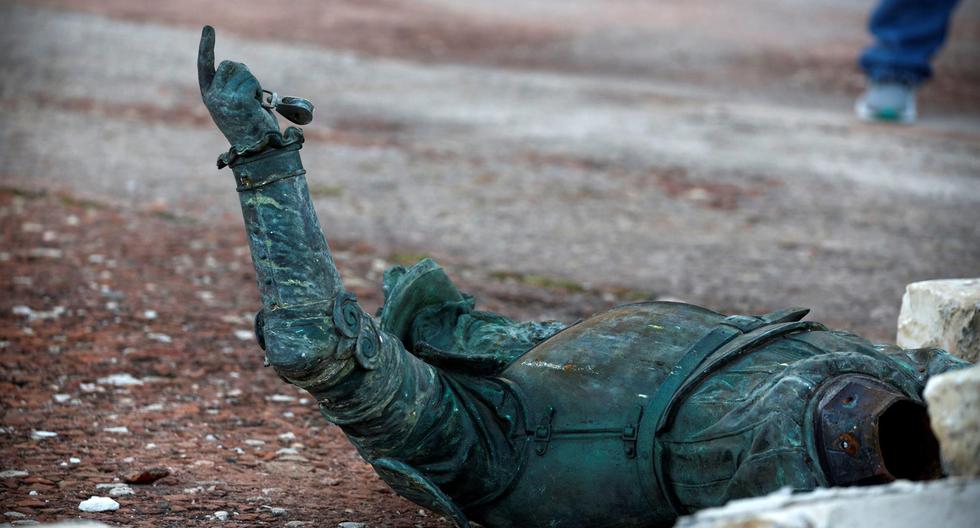 Fotografía de una estatua derribada de Juan Ponce de León, en la plaza San José, una de las más céntricas de San Juan, Puerto Rico. (EFE/ Thais Llorca).