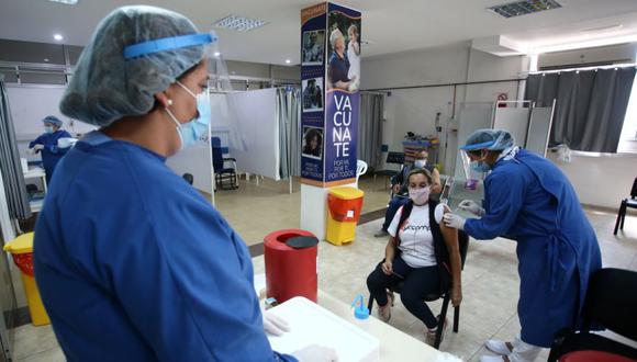 La brasileña Tania Regina Santana Oliveira, de 62 años, que vive en la ciudad brasileña de Santana do Livramento, recibe una dosis de la vacuna contra la enfermedad del coronavirus CoronaVac (COVID-19) de Sinovac, en el hospital Comeri en Rivera, Uruguay, el 19 de marzo de 2021. (Foto: REUTERS / Diego Vara).
