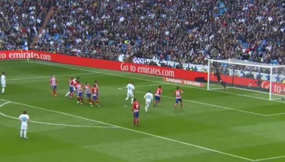 Sergio Ramos sorprendió al ejecutar un tiro libre peligroso a favor del Real Madrid ante Atlético de Madrid. Su disparo estuvo a punto de darle la victoria a la 'Casa Blanca' en el derbi de España. (Foto: captura de pantalla)
