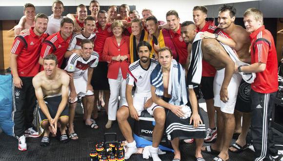 Merkel visitó el vestuario alemán y prometió ir a la final