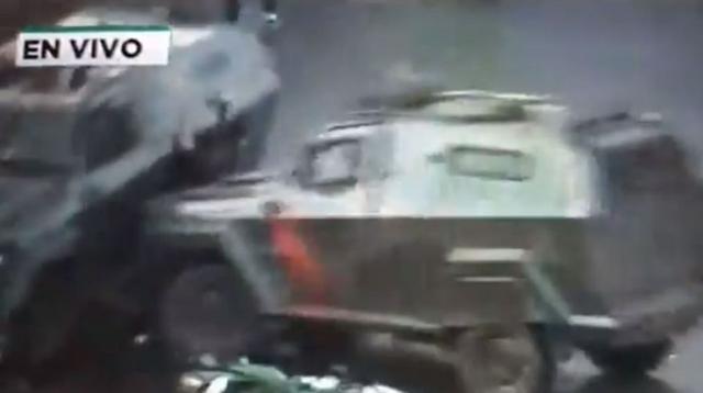 Dos vehículos de los Carabineros atropellan y aplastan a un manifestante en la Plaza Italia. (Foto: Captura de video).