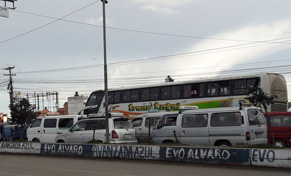 "Evo Alvaro", dice uno de los graffitis pintados en plena vía de El Alto, en alusión al binomio que estuvo durante casi 14 años en el Gobierno: Evo Morales y su vicepresidente Álvaro García Linera. (Renzo Giner / El Comercio)