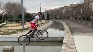 Viral: ciclista sorprende con maniobras de equilibrio | VIDEO