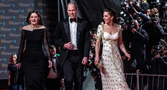 El príncipe Guillermo y la duquesa Kate Middleton han brillado en la alfombra roja de los premios de la Academia Británica de las Artes Cinematográficas y de la Televisión con prendas 'repetidas' en sus armarios, acatando el dress code de esta edición de la gala. (Foto: AFP)