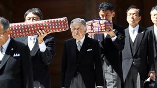 Japón: emperador Akihito visita la tumba de su padre antes de abdicar