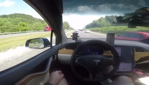 El hacker mostró un video donde mostraba el "Modo Elon" con Full Self-Driving y manos libres en un Tesla. | (Foto: YouTube/@greentheonly)