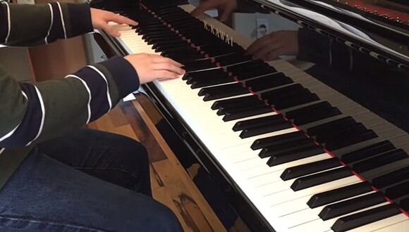 Tilda de "mediocre" la interpretación de un pianista, le dicen que suba su propia versión y sorprende al demostrar su talento. (Foto: Fanchen / YouTube)