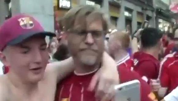 Así fue el momento en el que el clon de Klopp se robó la atención de los hinchas de Liverpool. (Captura y video: YouTube)