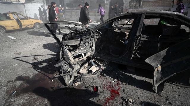 Un automóvil quedó quemado y con manchas de sangre después de un ataque aéreo de las fuerzas pro-régimen de siria en la provincia de Idlib que dejo dieciocho civiles muertos. (Foto: AFP).