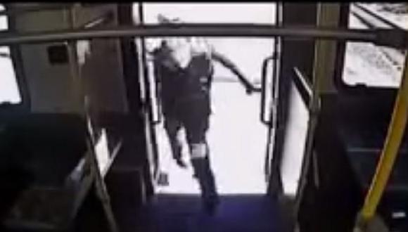 YouTube: Pasajeros escapan de un bus antes de chocar con tren