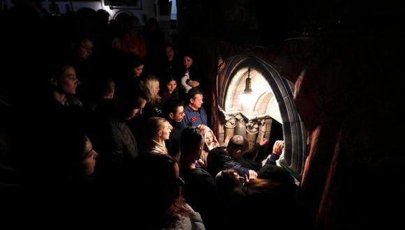 Peregrinos esperan para entrar en la Gruta de la Iglesia de la Natividad el día antes de Navidad, en Belén, Cisjordania, el 23 de diciembre de 2022. (Foto de EFE/EPA/ATEF SAFADI)