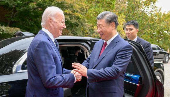 El presidente estadounidense Joe Biden (i) despide al presidente chino Xi Jinping tras la reunión que han mantenido en Filoli Estate en Woodside, al sur de San Francisco, California, EE.UU., 15 Noviembre de 2023. Foto: XINHUA / LI XUEREN /REFERENCIAL