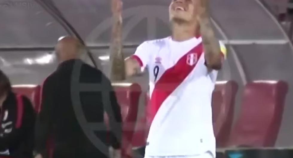 Paolo Guerrero se lamentó así el segundo gol chileno. (Foto: Captura)