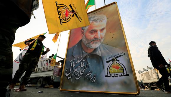 Militantes de la milicia Kataib Hezbollah de Irak marchan para repudiar la muerte del general Qasem Soleimani a manos de Estados Unidos. (REUTERS/Thaier al-Sudani).