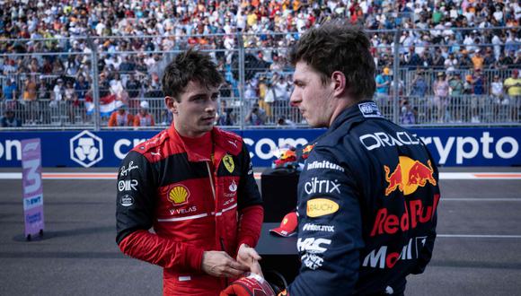 Leclerc es el líder del mundial, mientras Verstappen busca recuperar lugares luego de dos abandonos. (Foto: AFP)