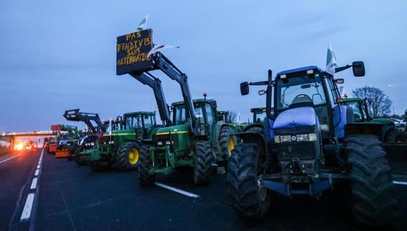 Tractores se estacionan en el punto de bloqueo de la autopista A4 en Jossigny, cerca de París, Francia, el 29 de enero de 2024. (Foto de EFE/EPA/MOHAMMED BADRA)
