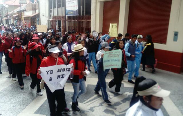 En Puno, alumnos y padres de familia salieron a marchar por las principales vías de la ciudad. (Foto: Carlos Fernández)
