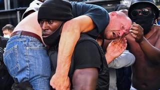 “Evitamos que lo mataran”: la historia detrás de la dramática foto tomada en las protestas contra el racismo en Reino Unido