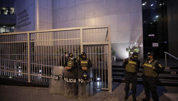 Policía y fiscalía intervienen los ministerios de Economía y Vivienda como parte de un megaoperativo. (Foto: Violeta Ayasta /@photo.gec)