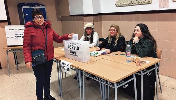 Una ciudadana peruana emite su voto en Valencia (España). (Foto: Cancillería)