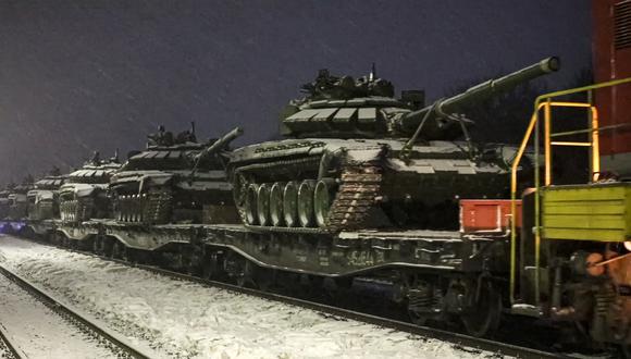 Imagen referencial que muestra a los tanques rusos siendo transportados. AP