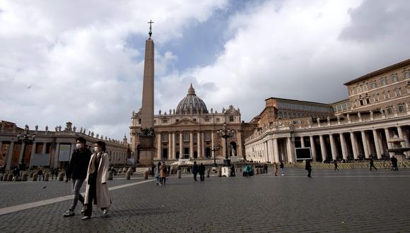 Los turistas caminan en la plaza San Pedro del Vaticano. Italia registra más de 100 muertes por coronavirus. (AFP).